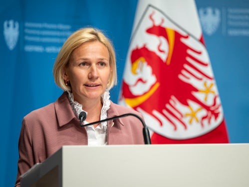 Astrid Wiest, Direktorin des Amtes für Kinder- und Jugendschutz und Soziale Inklusion, stellte die Details des Dienstes vor, durch den Familien mit einem positiv abgeschlossenen Asylverfahren und Bleiberecht eine temporäre Unterkunft bei Einhaltung bestimmter Pflichten erhalten. (Foto: LPA/Fabio Brucculeri)