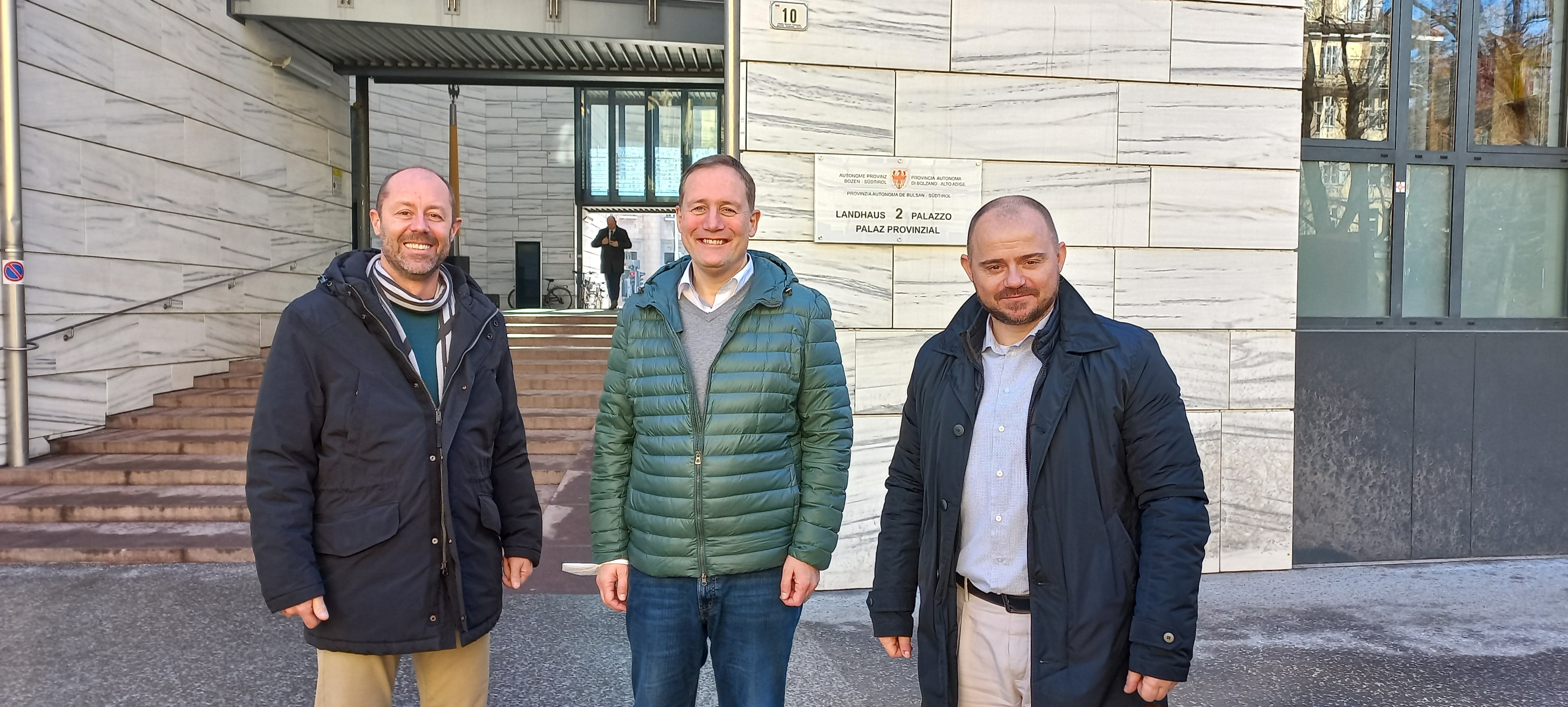 L’assessore Massimo Bessone (al centro), il direttore di Ripartizione Daniel Bedin (dx) e il direttore del nuovo Ufficio Amministrazione ed espropri Fabrizio Oliver (Foto: ASP/Anna Pitarelli)