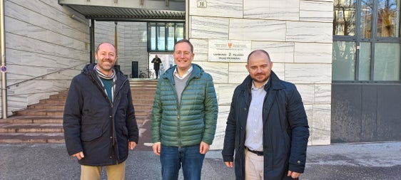 Landesrat Massimo Bessone (Mitte), Abteilungsdirektor Daniel Bedin (r.) und der Direktor des neuen Amtes für Verwaltung und Enteignungen, Fabrizio Oliver (Foto: LPA/Anna Pitarelli)