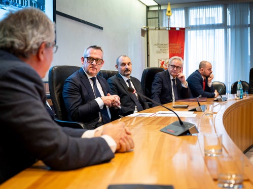 Die Unterzeichnung des Kaufvertrags, die im Sitzungssaal der Landesregierung im Palais Widmann stattfand, ermöglicht es dem Land Südtirol, weiteren Raum für Studentenunterkünfte und Dienste zu schaffen. (Foto: LPA/Fabio Brucculeri)
