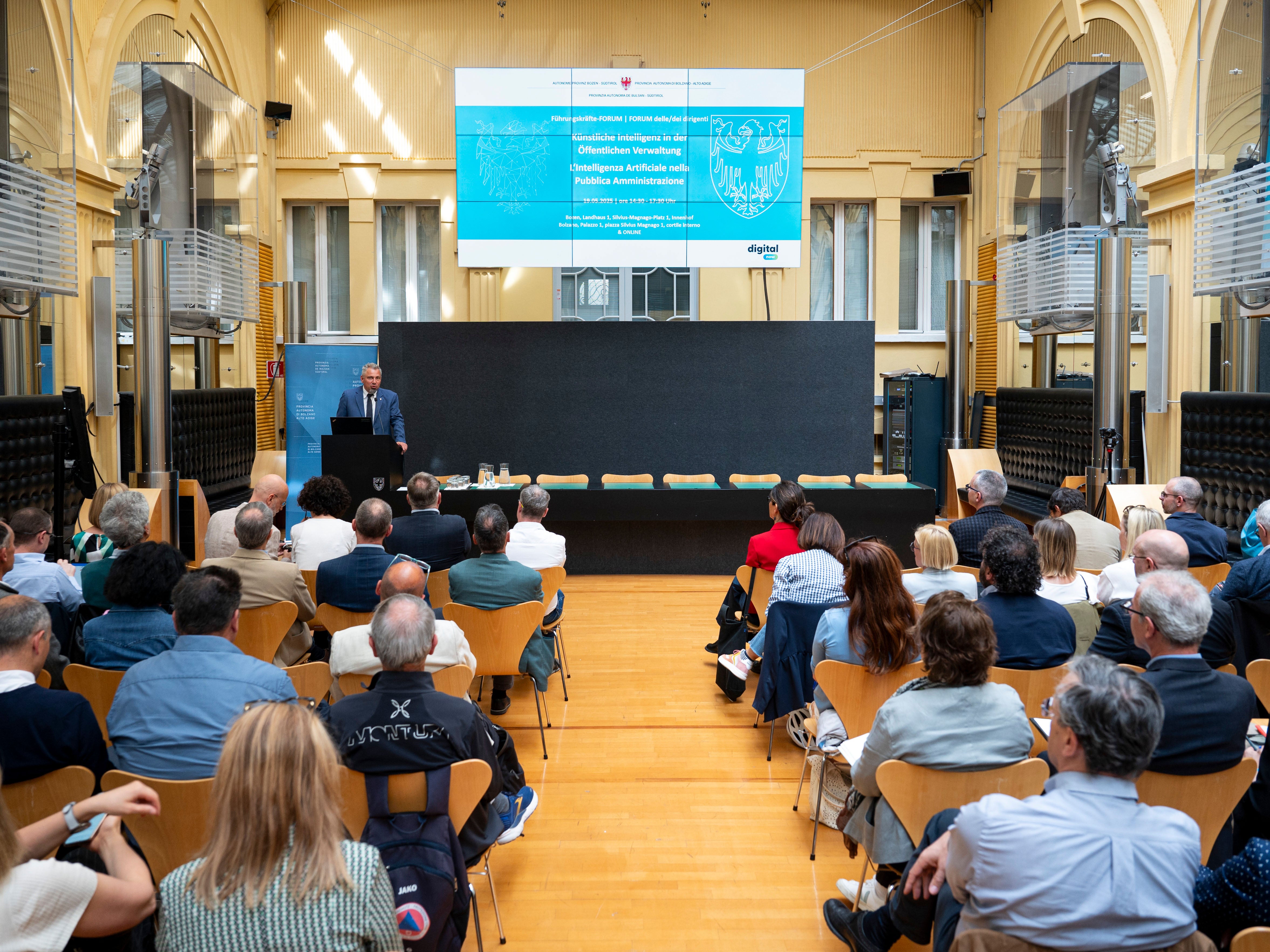 Beim Führungskräfte-Forum der Landesverwaltung drehte sich diese Woche alles um den praxisnahen und rechtskonformen Einsatz von KI – mit Fokus auf Nutzen für Bürgerinnen und Bürger. (Foto: LPA/Fabio Brucculeri)