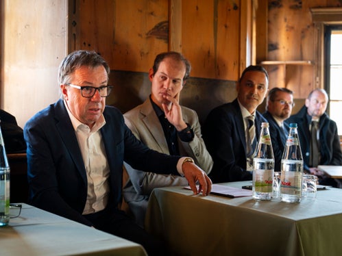 I sindaci Albert Palfrader (Marebbe), Felix Nagler (La Valle), Christian Pedevilla (Badia), Tobias Nocker (Selva di Val Gardena) e Christoph Senoner (Santa Cristina Valgardena) hanno illustrato le sfide del mercato abitativo locale. (Foto: USP/Fabio Brucculeri)