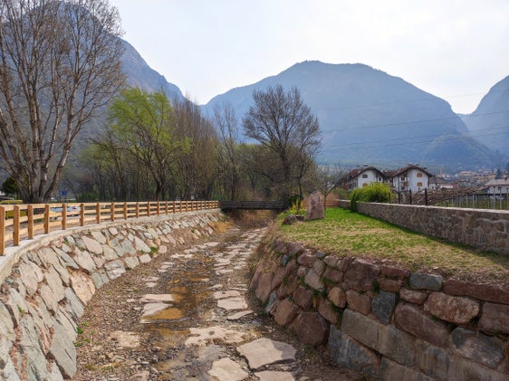 Der Aldeinerbach unterhalb der geplanten Rückhaltebecken: Das Amt für Wildbachverbauung Süd hat diesen Abschnitt aufgeweitet. (Foto: LPA/Landesamt für Wildbach- und Lawinenverbauung Süd)