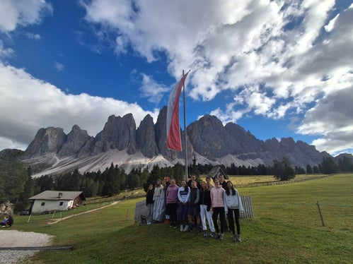 Zwei Tage auf der Alm als Auftakt ins gemeinsame Schuljahr: Eine der beiden ersten Klassen der Fachschule Laimburg vor der Kulisse der Geislerspitzen im Villnößtal. (Foto: Fachschule Laimburg)