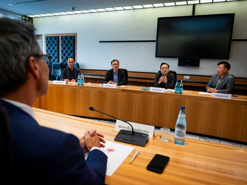 Über die Finanzierung der Autonomie bis zum Verhältnis zwischen Bozen und Rom informierten sich Yonghho Cho (hinten von links), Jae Young Lim, Hyunjin Kwon und  Sangyong Park vom Gangwon-Institute in Südkorea bei Landeshauptmann Arno Kompatscher (vorne links).  (Foto: LPA/Fabio Brucculeri)