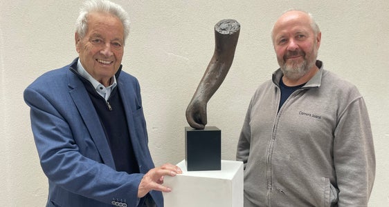 Il fondatore Wendelin Weingartner (a sinistra) e lo scultore Lois Anvidalfarei con il plastico del Premio Euregio per la cultura del costruito (Foto: Euregio)