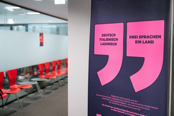 Die Dienststelle für die Zwei- und Dreisprachigkeitsprüfungen hat gemeinsam mit den drei Bildungsdirektionen eine "Woche der Zweisprachigkeitsprüfung" organisiert, an der rund 270 Schülerinnen und Schüler teilgenommen haben. (Foto: LPA/Greta Stuefer)