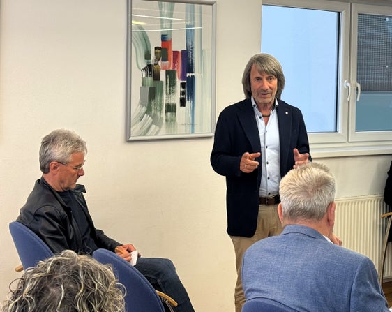 Die sozio-sanitäre Zusammenarbeit funktioniere gut, und bleibe weiter im Betreuung Betreuungkreislauf wichtig, sagte Gesundheitslandesrat Hubert Messner beim Gespräch mit den Mitarbeitenden und Führungskräften im Gesundheitssprengel Tauferer Ahrntal. (Foto: LPA/Angelika Schrott)