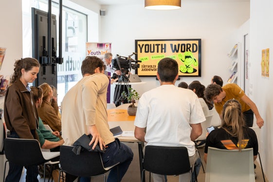 Jugendsprache im Wandel: Die fünf meistgenannten Begriffe stammen allesamt aus dem Englischen. (Foto: LPA/Youth Info/Stefan Innerhofer)
