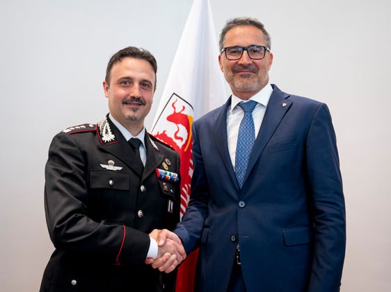 Landeshauptmann Arno Kompatscher (rechts) hat am 25. Juni den neuen Landeskommandanten der Carabinieri, Alessandro D’Errico, zu seinem Antrittsbesuch im Palais Widmann empfangen. (Foto: LPA/Fabio Brucculeri)
