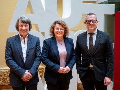 Landesrat Hubert Messner (von links), Landesrätin Rosmarie Pamer und Landesrat Christian Bianchi freuen sich über das  Haus des Sozialen und der Gesundheit, das nicht nur Landesämter beherbergen, sondern auch Organisationen und Körperschaften des Dritten Sektors Räumlichkeiten bieten wird. (Foto: LPA/Fabio Brucculeri) 