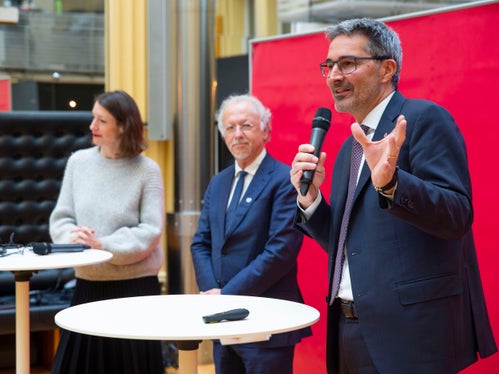 Il presidente Arno Kompatscher, il rappresentante dell'ONU per i diritti delle minoranze, Fernand de Varennes, e Kathrin Milic-Grunwald dell'Atelier Brückner (Foto: ASP/Fabio Brucculeri)
