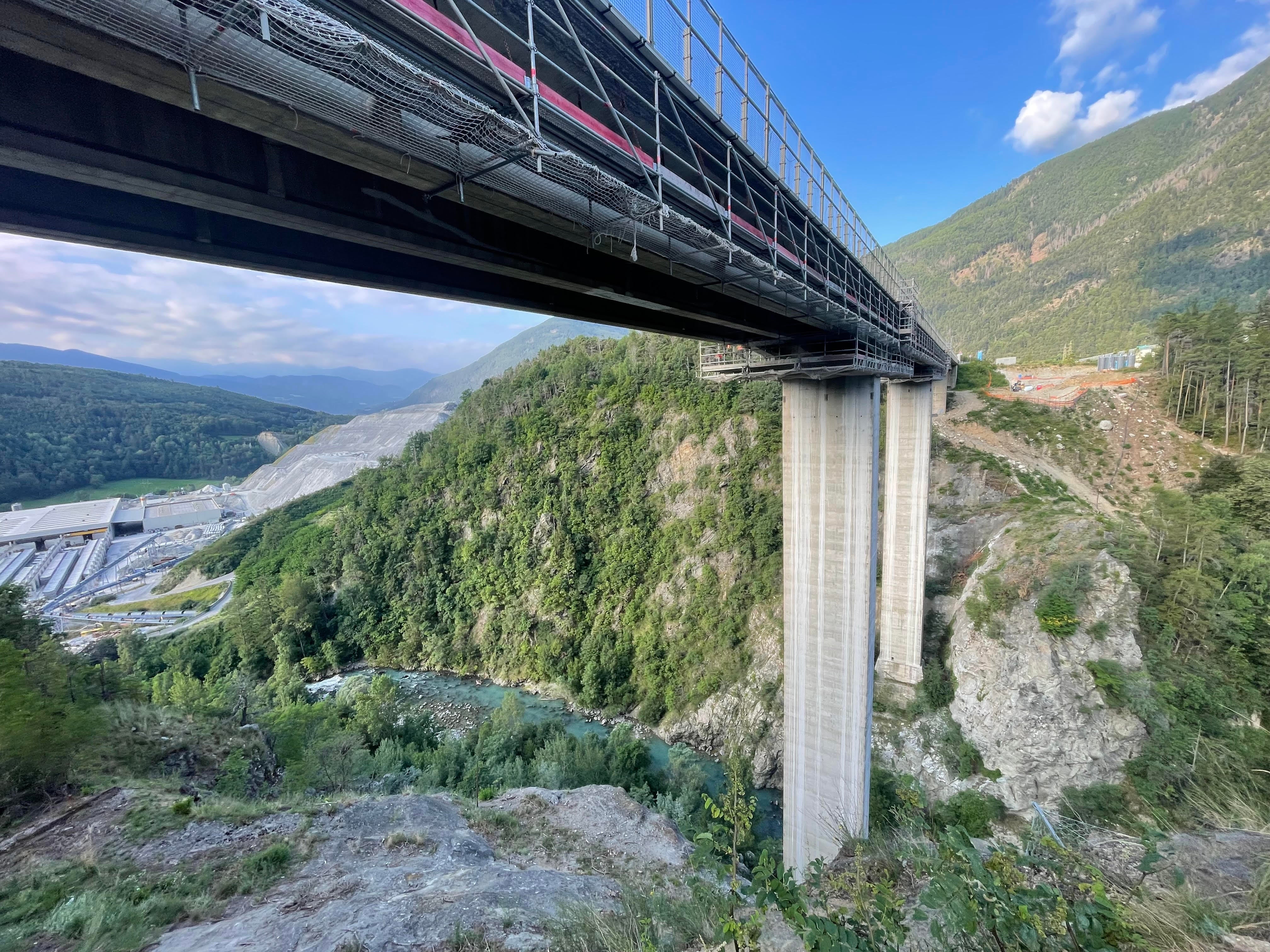 Nachkontrollen an der Straßenbrücke im Riggertal: Vom 18. bis 22. August werden nachts die verstärkten Stützenkonsolen überprüft. Während der Inspektion gibt es eine Einbahnregelung für den Verkehr. (Foto: LPA/Gnews)
