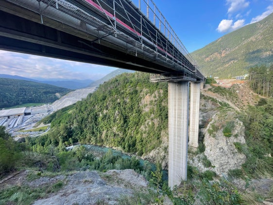 Nachkontrollen an der Straßenbrücke im Riggertal: Vom 18. bis 22. August werden nachts die verstärkten Stützenkonsolen überprüft. Während der Inspektion gibt es eine Einbahnregelung für den Verkehr. (Foto: LPA/Gnews)