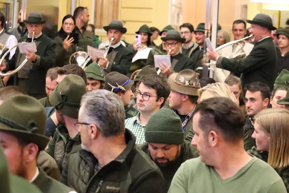 336 Männer und 107 Frauen haben in diesem Jahr die Theorieprüfung und Schießprüfung zur Erlangung des Jagdbefähigungsnachweises bestanden, viele von ihnen sind gestern Abend zur Jungjägerfeier in den Innenhof des Palais Widmann gekommen. (Foto: LPA/Maja Clara)