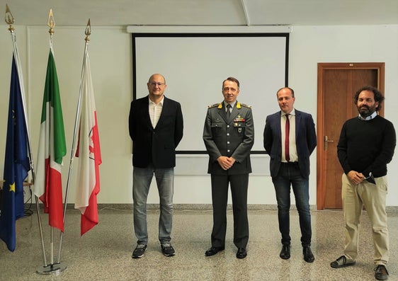 Prosegue la collaborazione tra Guardia di Finanza e Provincia per l'organizzazione di corsi di tedesco sul territorio. Nella foto (da sx): Marco Merzi, direttore di Centro studi e ricerche "Palladio", il Generale di Brigata Gabriele Procucci, l'assessore Giuliano Vettorato e Luca Bizzarri, direttore dell'Ufficio bilinguismo e lingue straniere della Provincia (Foto ASP/Fabio Raffaelli)