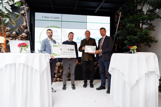 Der dritte Platz geht an die Sozialgenossenschaft Albatros. (von links: Harald Reiterer, STA/Green Mobility, Giampiero Firinu, Präsident der Sozialgenossenschaft Albatros und Franz Kripp, ebenfalls Sozialgenossenschaft Albtros mit Landesrat Daniel Alfreider - Foto: STA/Elisa Zambiasi)