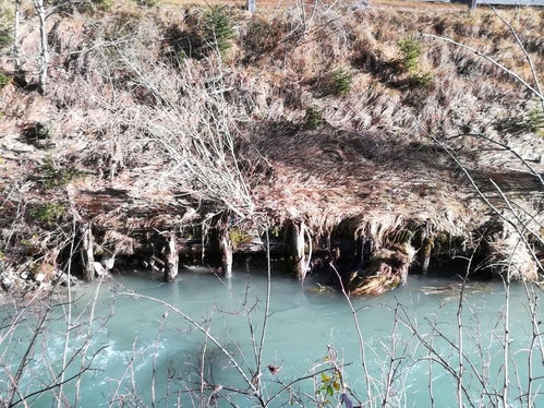 Vorher: Unterspülte Uferpfahlwände wies der Sextnerbach vor Beginn der Arbeiten des Landesamtes für Wildbachverbauung Ost auf. (Foto: LPA/Landesamt für Wildbach- und Lawinenverbauung Ost)