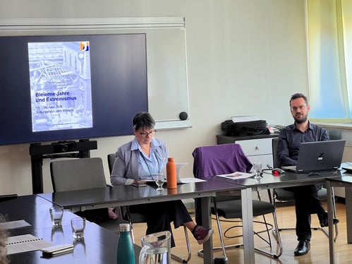 Il coordinatore dell’area educazione civica presso l’Ufficio Servizio giovani della Ripartizione cultura tedesca Gianluca Battistel con Sonia Zanotti, vicepresidente dell’“Associazione tra i familiari delle vittime della strage alla stazione di Bologna del 2 agosto 1980” (Foto: USP/Katalin Szabò)