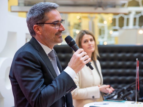 L'autonomia offre opportunità, ma comporta anche responsabilità, ha evidenziato il presidente Kompatscher, nella foto con la direttrice dell'Agenzia di stampa e comunicazione Claudia Messner (Foto: ASP/Fabio Brucculeri)