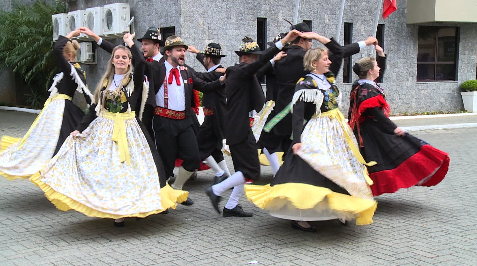 Danza popolare a Nova Trento, città fondata da tirolesi di lingua italiana nel Sud del Brasile nel 1875 (Foto: Luis Walter e Norbert Hölzl)