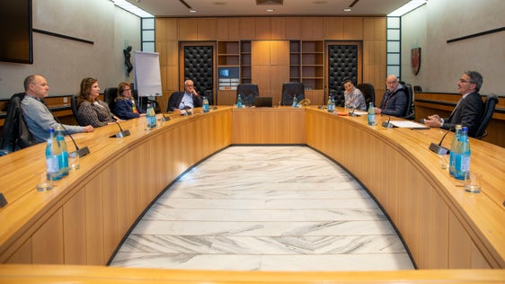 Die Delegation der Kinderärztinnen und -ärzte im Gespräch mit Vertretenden von Gesundheitsbetrieb und Landesgesundheitsressort (v.l.):  Gerhard Hölzl, Emanuela Pedevilla  und Rosalba Leuzzi (FIMP), Alfred König (Landesabteilung Gesundheit), Isabella Mastrobuono (Primarin der wohnortnahen Versorgung, Südtiroler Gesundheitsbetrieb), Günther Burger (Direktor Gesundheitsressort des Landes) und Landeshauptmann und Gesundheitslandesrat Arno Kompatscher. (Foto: LPA/Fabio Brucculeri)