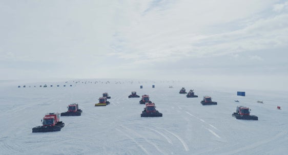 Mittels eindrücklicher Bilder und Interviews mit Menschen, die tagtäglich mit Schnee, Kälte und Eis leben und arbeiten, beleuchtet der  Dokumentarfilm „Melt“  den Umgang mit Schnee aus sehr unterschiedlichen Perspektiven. Überall berichten die Protagonisten von spürbaren Folgen des Klimawandels im Alltag. (Foto: BFFB/NGF)