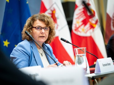Südtirols Familienlandesrätin und Fachvorstand-Vorsitzende Rosmarie Pamer stellte die neue Strategie vor: Schwerpunkte weiter ausbauen und Vergünstigungen harmonisieren. (Foto: LPA/Fabio Brucculeri)