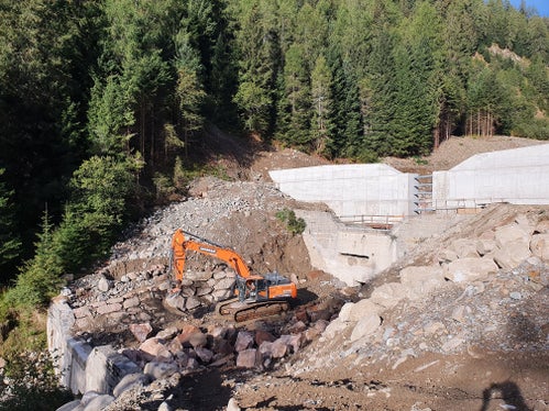 Errichtung der neuen Uferschutzmauern im Gamperbach in Proveis, im Bild die Rückhaltesperre von der Talseite aus gesehen. Das Landesamt für Wildbach- und Lawinenverbauung Süd hat die Arbeiten vor wenigen Wochen beendet. (Foto: LPA/Landesamt für Wildbach- und Lawinenverbauung Süd)