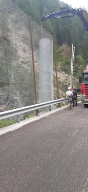 Durch ein installiertes Monitoringsystems und der durchgeführte Arbeit kann die  Landesstraße 20 nach Schnals wieder geöffnet werden. (Foto: LPA/Straßendienst)