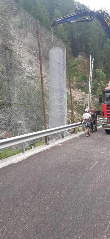 Operai e tecnici al lavoro lungo la strada provinciale della Val Senales SP2. (Foto: Servizio strade)