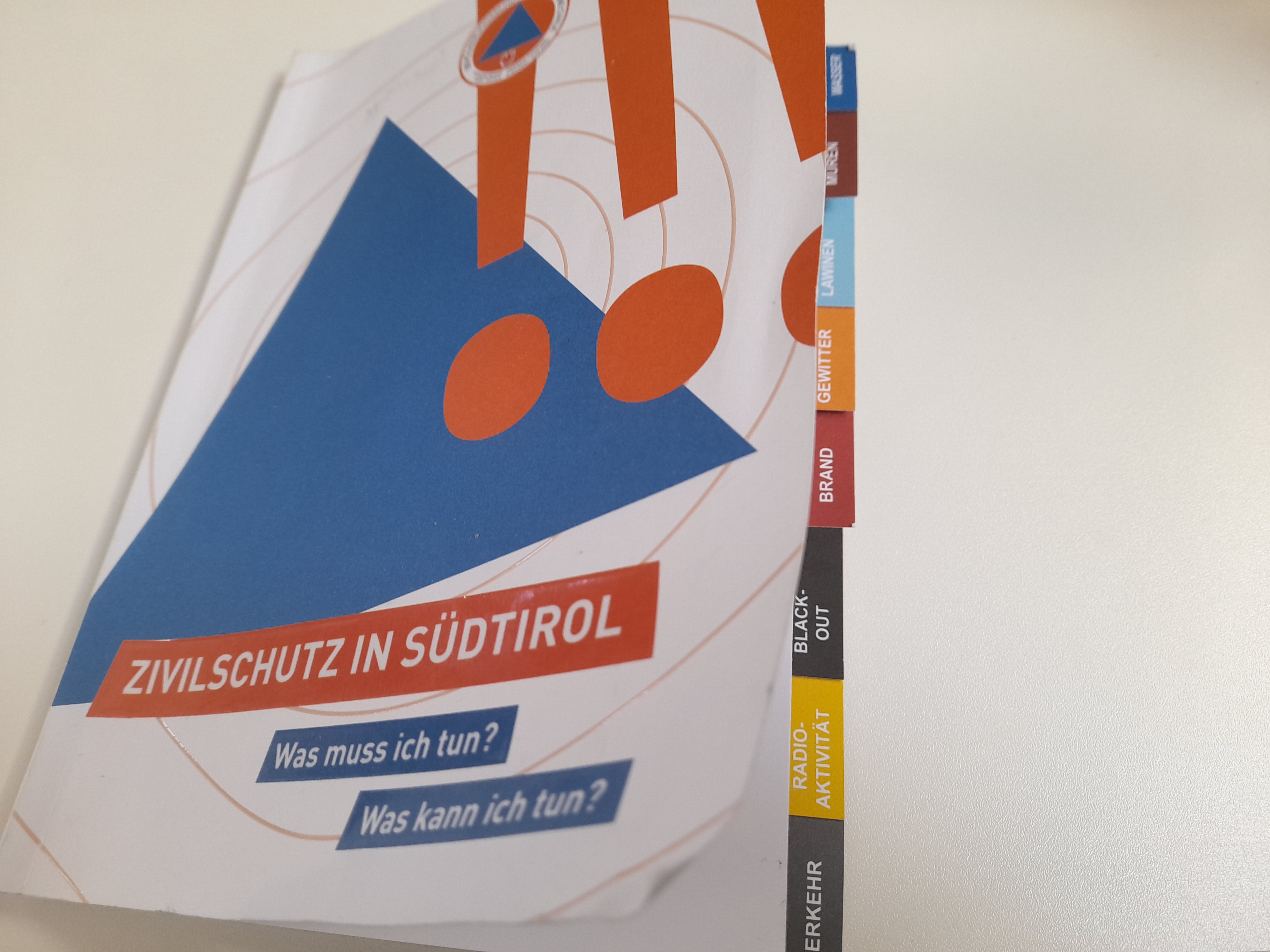 Bewusstseinsbildung: In dieser Broschüre über die Grundkenntnisse des Selbstschutzes der Agentur für Bevölkerungsschutz sind Informationen erhältlich, welche Vorbereitungen und welches Verhalten bei Extremereignissen notwendend sind. (Foto: LPA/Maja Clara)