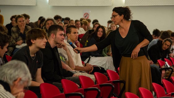 Die Viertklässler und  Maturantinnen und Maturanten der WFO Kuntner hatten zahlreiche Fragen an Landeshauptmann Arno Kompatscher und Klimaforscher Marc Zebisch. (Foto: LPA/Fabio Brucculeri)