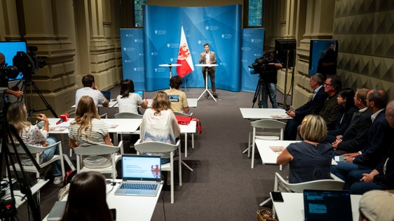 Im Netzwerk Kitzrettung – Gemeinsam gegen den Mähtod, das am 4. August vorgestellt wurde, setzen sich 15 Akteure aus den Bereichen Landwirtschaft, Jagd, Naturschutz und Tierschutz dafür ein, dass Jungwild vor der Mahd mit Drohnen aufgespürt und damit vor dem Tod oder schwerwiegenden Verletzungen gerettet werden. (Foto: LPA/Fabio Brucculeri)