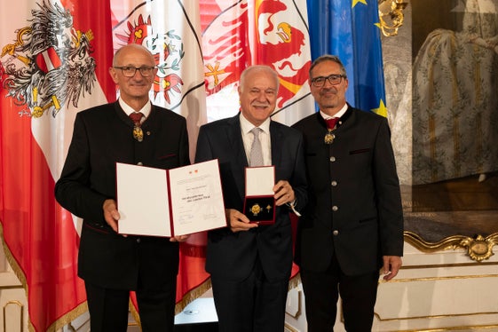 Otto von Dellemann aus Terlan nahm für seine Verdienste um die Seniorinnen und Senioren in Südtirol das Verdienstkreuz entgegen. (Foto: Land Tirol/Sedlak)