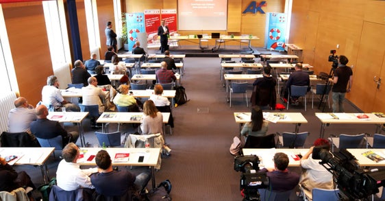 I primi risultati del sondaggio condotto nell'Euregio sulle condizioni di lavoro sono stati presentati oggi a Innsbruck (Foto: AK Tirol)