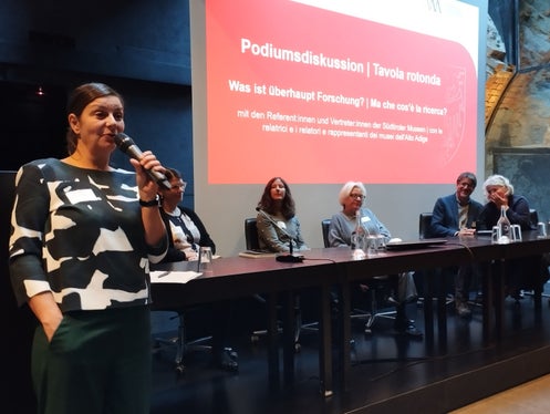 
Giornata dei Musei altoatesini 2023: tavola rotonda con relatori e collaboratori del museo (da sinistra) Patricia Raheimipour (in piedi) e Kathrin Grotz, Istituto di ricerca museale dei Musei statali di Berlino, Evelyn Reso, collaboratrice scientifica del Touriseum, Karen Ellwanger, Karl von Ossietsky Università di Oldenburg, Alessio Bertolli , Museo Civico di Rovereto, Paola Claut, del Museo Archeologico dell'Alto Adige (Foto: ASP/Igor Bianco)