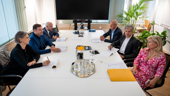 I membri della Commissione paritetica di terminologia hanno ripreso i lavori nel mese di luglio. Durante le riunioni, si occupano di normare termini giuridici, amministrativi e del linguaggio specialistico, al fine di mantenere sempre aggiornata la terminologia giuridico-amministrativa utilizzata in Alto Adige (Foto: USP/Fabio Brucculeri)