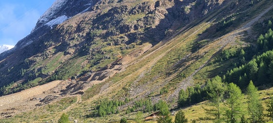 Ein Lawinenablenkdamm soll Lawinen und Muren stoppen. (Foto: LPA/Landesamt für Wildbach- und Lawinenverbauung West in der Agentur für Bevölkerungsschutz/Martin Eschgfäller)