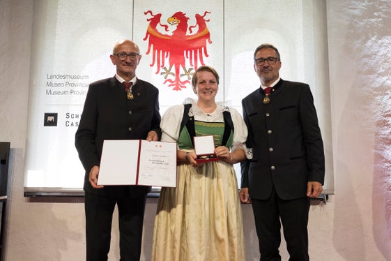 Angelika Springeth di Bolzano è stata premiata per il suo impegno a favore delle associazioni giovanili e del volontariato, in qualità di responsabile provinciale della Südtiroler Bauernjugend e del Südtiroler Mäherteam. (Foto: Land Tirol/Sedlak)