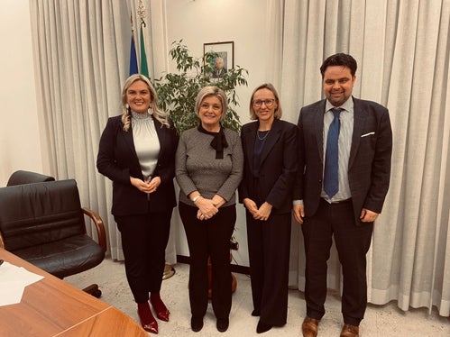 Lavoro di rete a livello romano: Renate Gebhard, Magdalena Amhof e Meinhard Durnwalder all'incontro di lavoro con la ministra Marina Calderone a Roma. Foto: USP.