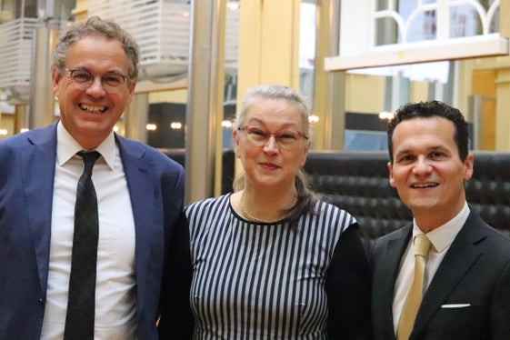 Schützt, was ihr liebt: die Direktorin des österreichischen Kulturforums in Rom Teresa Indjein mit dem ladinischen Schulamtsleiter Heinrich Videsott (links) und dem ladinischen Bildungs- und Kulturdirektor André Comploi. (Foto: LPA/Maja Clara)