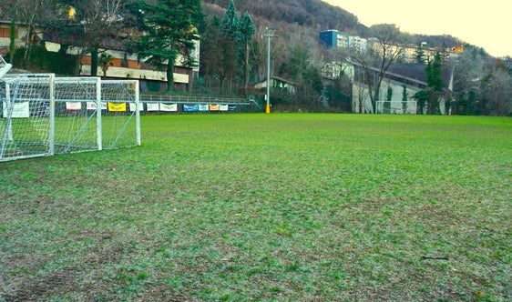 Fußballplatz in Haslach/Bozen: Die neue Einzäunung soll höher und widerstandsfähiger werden als die bisherige und mehr Sicherheit auf dem und um das Spielfeld bieten. (Foto: LPA/Igor Cocca)