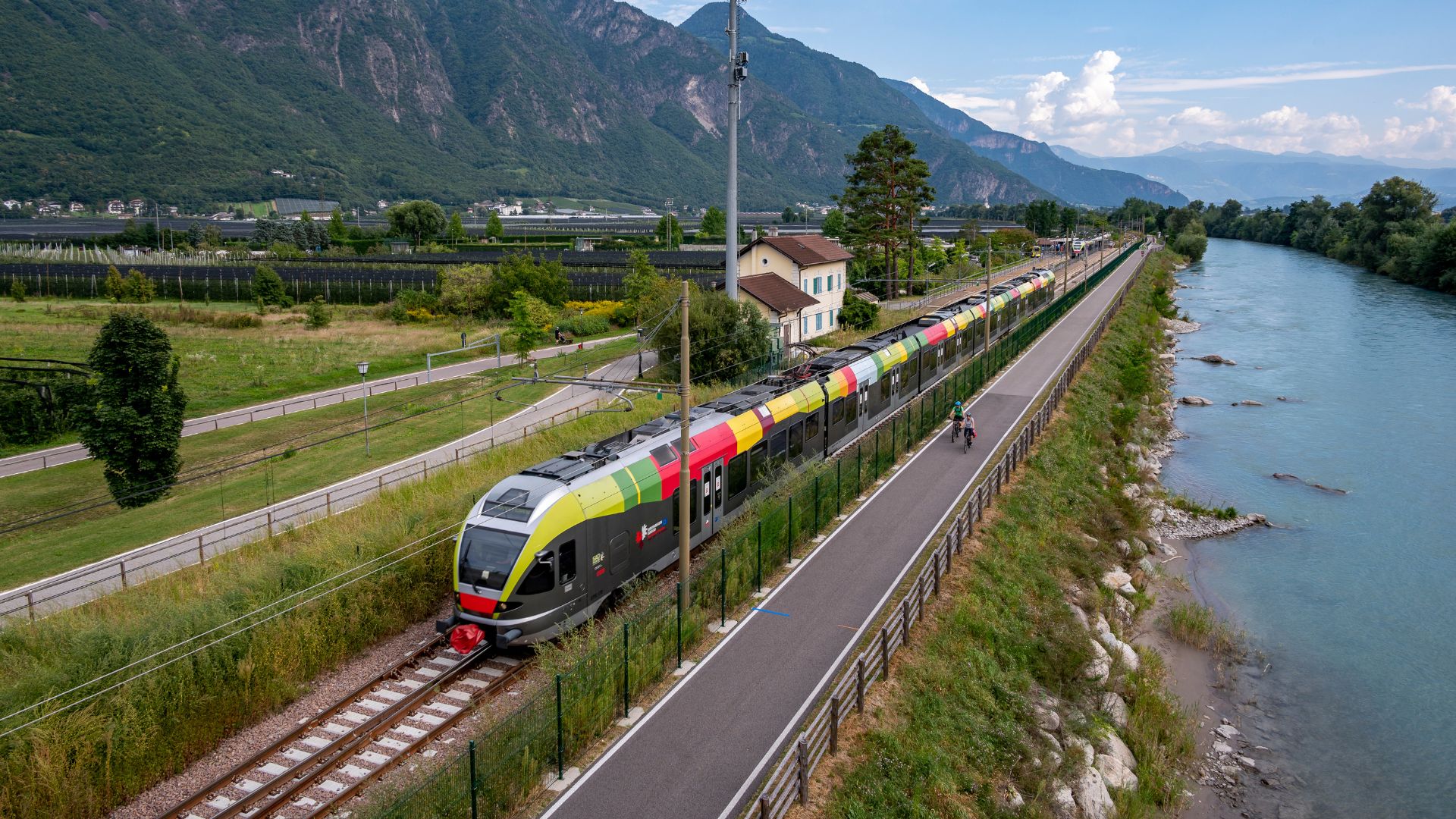 Acht Wochen lang wird die Bahnlinie Meran-Bozen gesperrt sein, da Bauarbeiten notwendig sind. Währenddessen können die Fahrgäste auf einen Busersatzdienst zurückgreifen, teilt die Südtiroler Transportstrukturen AG (STA) mit. (Foto: LPA/STA)