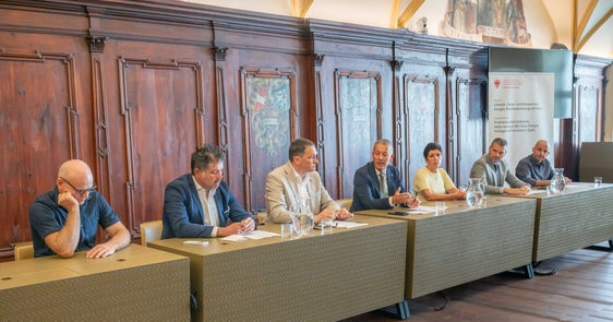 Hanno presentato l'accordo per assicurare l'approvigionamento dell'acqua potabile: (da sinistra) Georg Hofer della Trinkwasserinteressentschaft Pfeffersberg, il direttore generale della municipalizzata ASM Bressanone SpA Franz Berretta, il sindaco di Bressanone Andreas Jungmann, l'assessore provinciale Peter Brunner, la vicesindaca di Varna Margareth Mair Engl, il responsabile per i progetti lungo l'asse del Brennero per RFI Damiano Beschin e il project manager di RFI Andrea Falaguasta. (Foto: USP/Greta Stuefer)