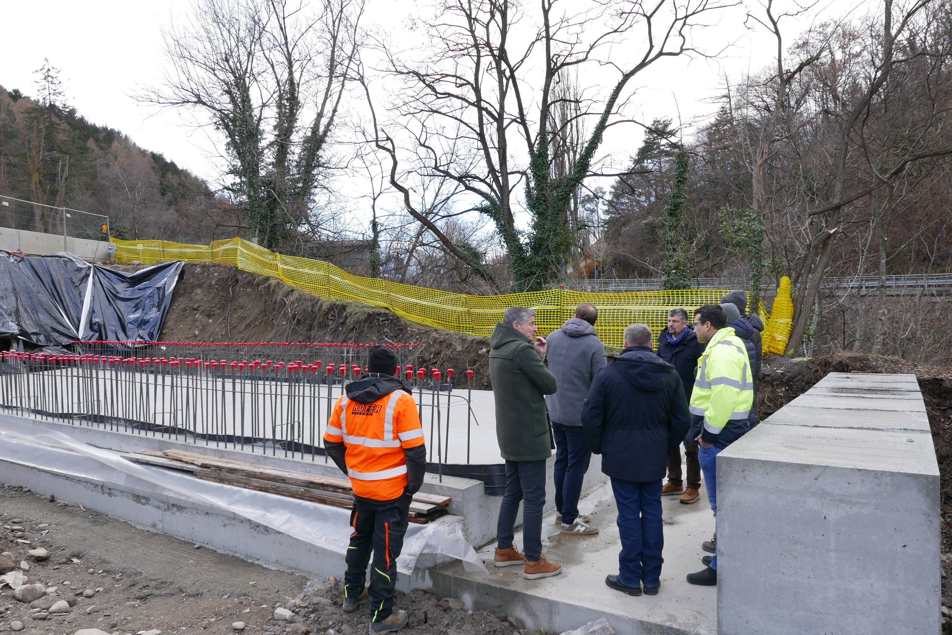 Die Rad- und Fußgängerunterführung nimmt Gestalt an: Mobilitätslandesrat Daniel Alfreider (4.v.r.) besichtigte zu Jahresende gemeinsam mit Technikern und den Vertretern der Bauunternehmen die Baustelle für die Rad- und Fußgängerunterführung  an der Töll. (Foto: LPA/Landesabteilung Tiefbau)