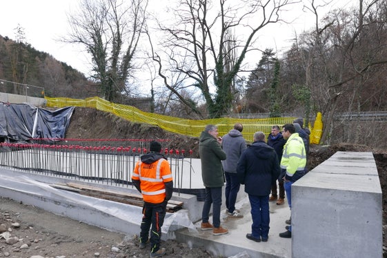 Il sottopasso ciclopedonale sta prendendo forma. Nei giorni scorsi l'assessore alla Mobilità Daniel Alfreider (nella foto il 4° da destra), ha visitato il cantiere vicino a Tell insieme a tecnici e rappresentanti delle imprese di costruzione. (Foto: USP/Ripartizione Infrastrutture)