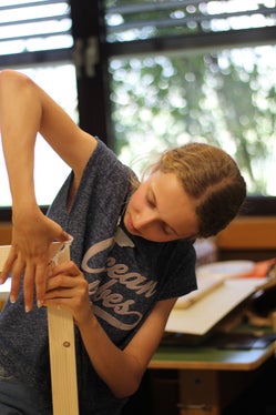 Den Rahmen, der für das Siebdruck-Verfahren benötigt wird, stellte Workshop-Teilnehmerin Alice in der Textilwerkstatt selbst her. (Foto: LPA/Pädagogische Abteilung der Deutschen Bildungsdirektion Julia Psenner)