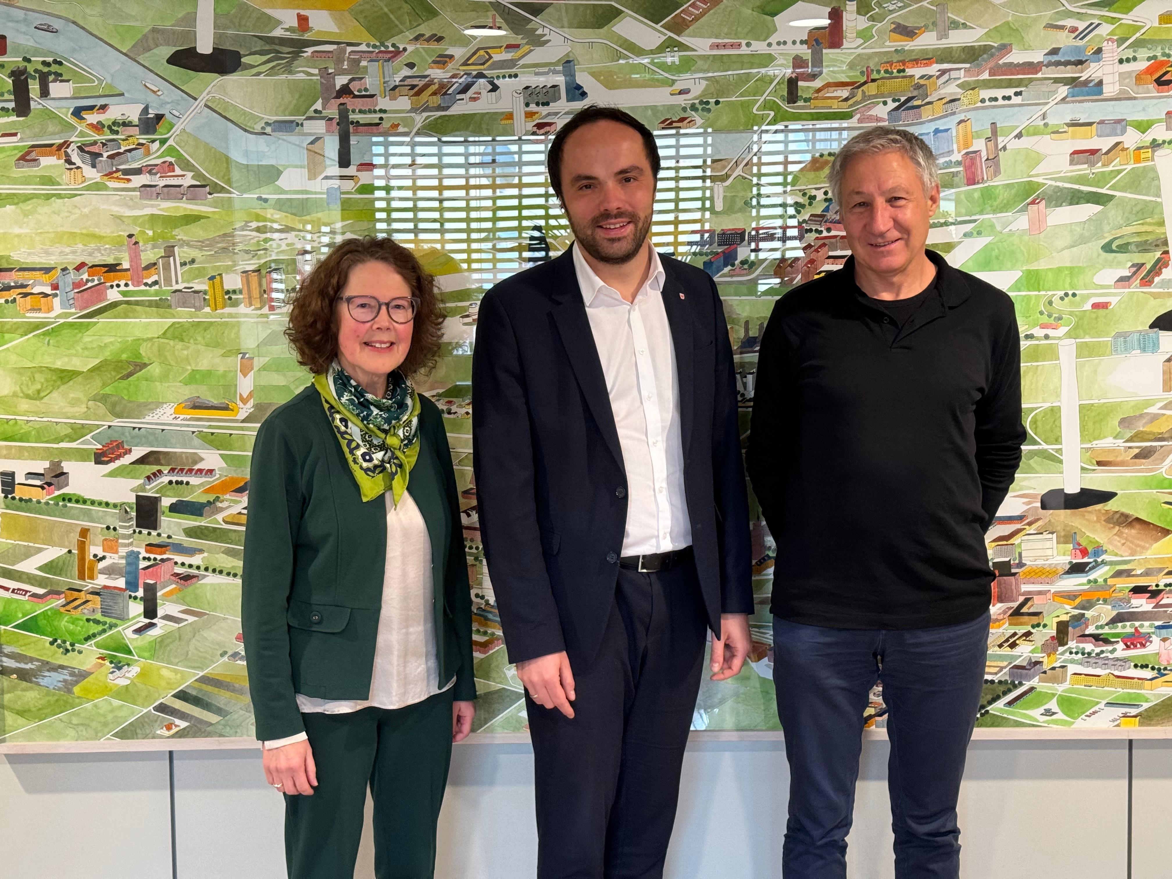 L'assessore provinciale Philipp Achammer (al centro) con Rita Thaler Wieser e Wolfgang Thöni, la ex e il nuovo presidente della Consulta dei cronisti (Foto: USP)