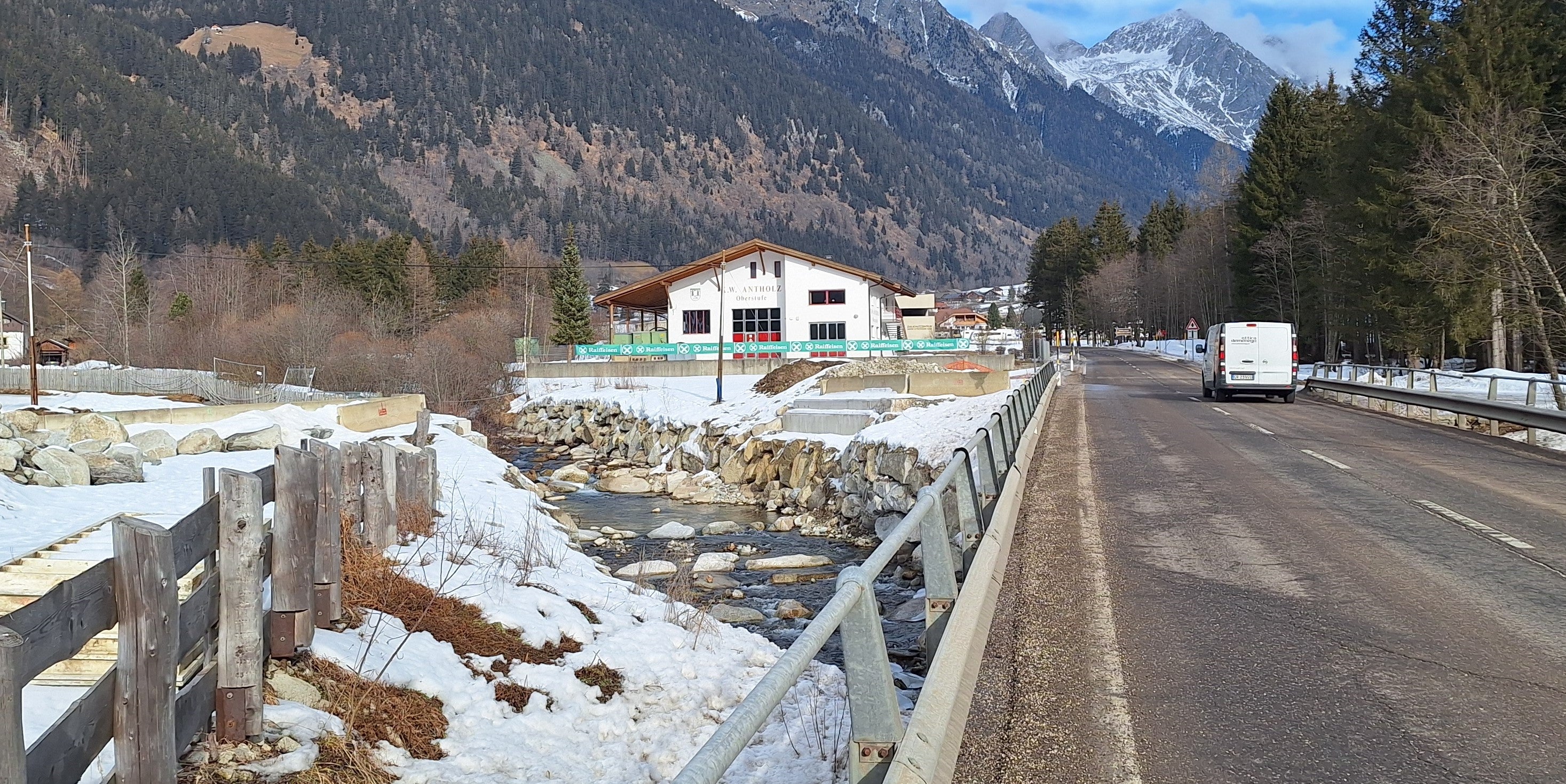 Ab 17. Februar werden die Arbeiten an der Baustelle Antholz Mittertal mit der Montage der Behelfsbrücke auf den bereits im Herbst errichteten Widerlagern fortgesetzt. Dann kann mit den Abbrucharbeiten der bestehenden Brücke begonnen werden. (Foto: Landesabteilung Tiefbau)